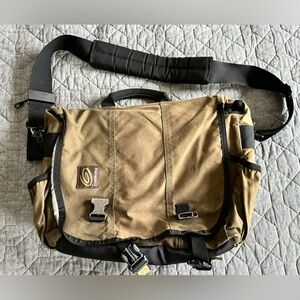 EUC Timbuk2 messenger bag with padded computer sleeve and quick-access pocket